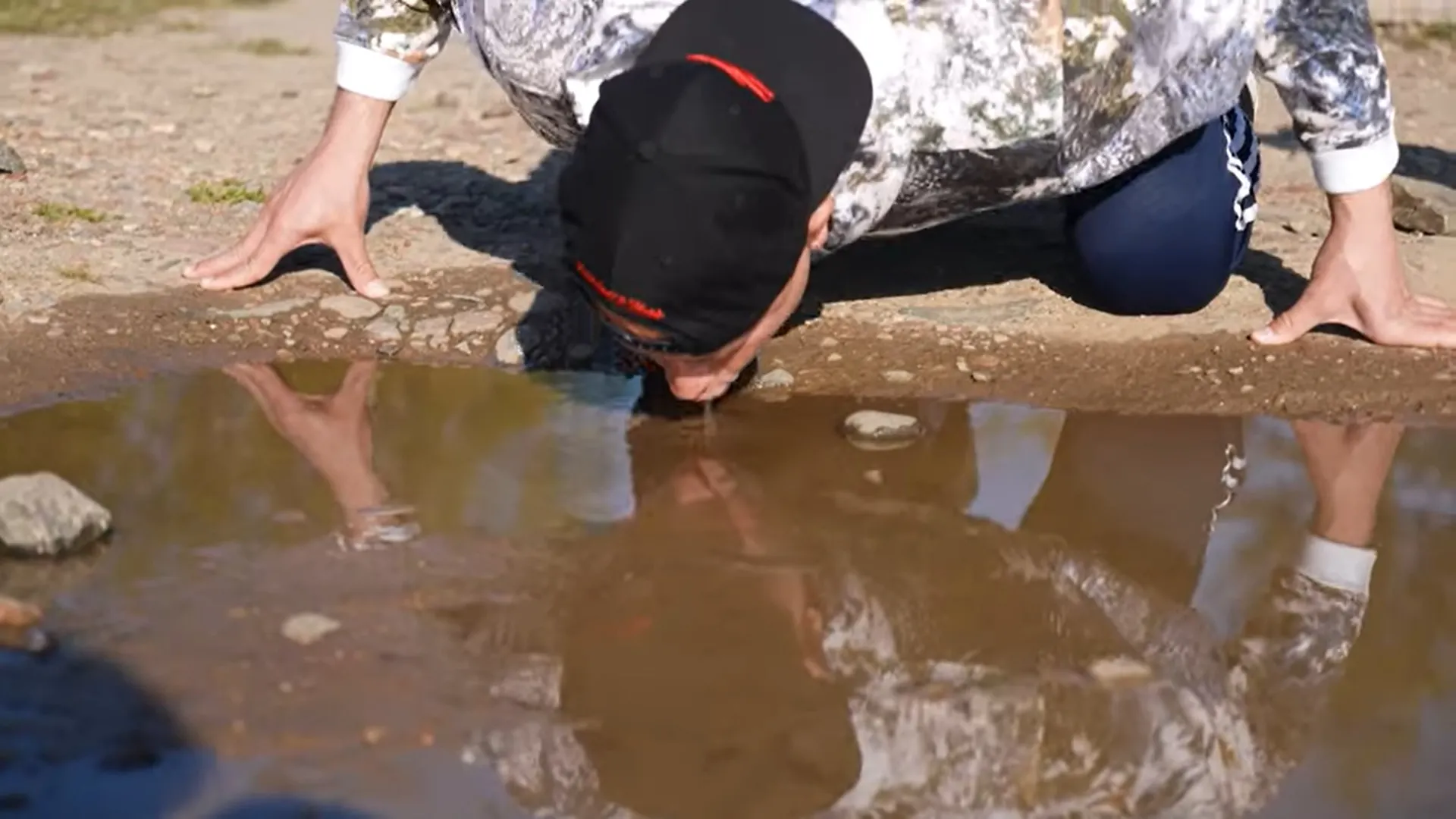 Блогер Федос попил из лужи. Он рассказал о чистоте воды в Байкале и мечтает о новом челлендже