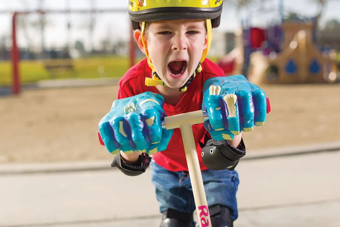 Неизвестный петербуржец объявил войну электросамокатам. Он топит их и сбрасывает с моста