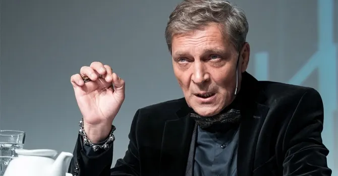 На Александра Невзорова напали во время автограф-сессии. Угадаете, что задело зрителя?