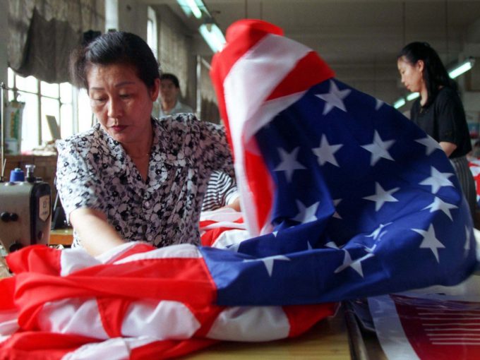 На производстве американских флагов в Китае.