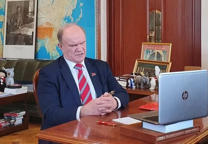 Геннадий Зюганов и ноутбук.