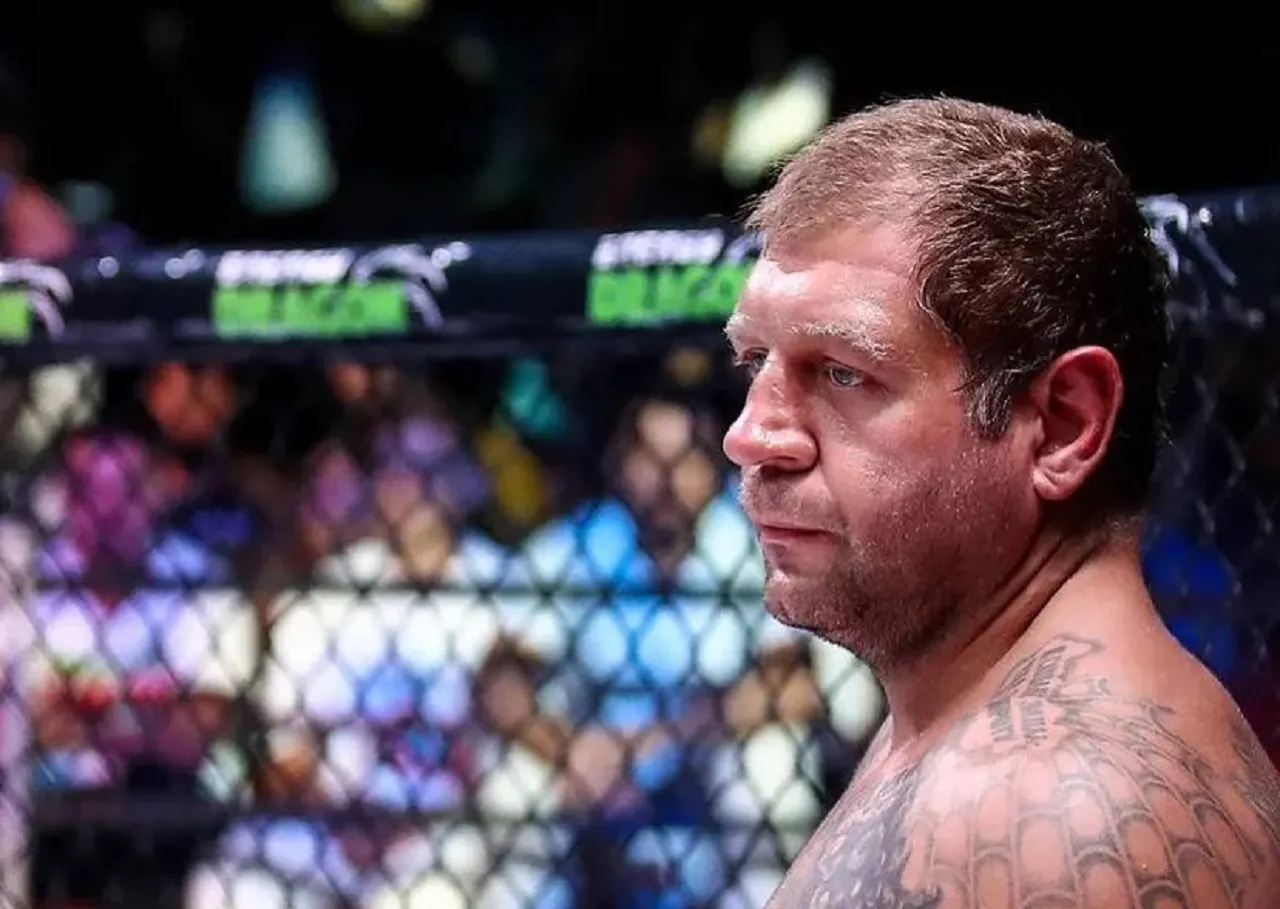 Александр Емельяненко победил блогера Артема Тарасова. Как прошел бой брата Федора?