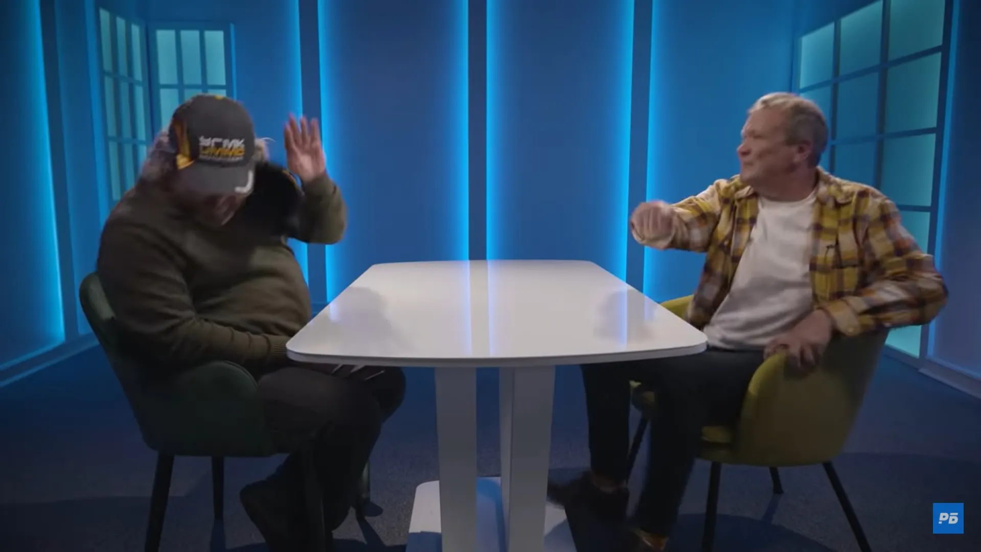 Александр Шмурнов и Алексей Андронов смачно поссорились на ютубе. Шмурнов метнул кепку и послал комментатора матом