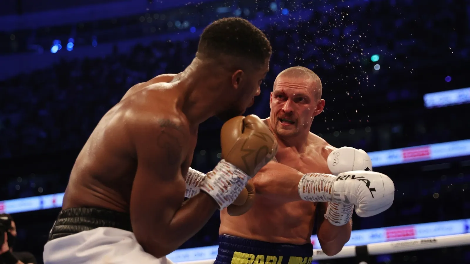 Александр Усик победил Энтони Джошуа и стал новым чемпионом мира по боксу. Как прошел бой в Лондоне?