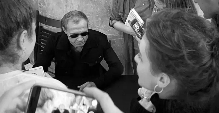 Фото с фейковым Пелевиным оказалось перфомансом от Esquire и Сергея Минаева. Они действительно обманули многих