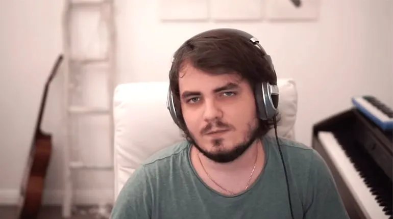 Каким было радио Mad.FM, созданное друзьями Ильи Мэддисона? Там начинали Ларин, Хованский и другие звёзды