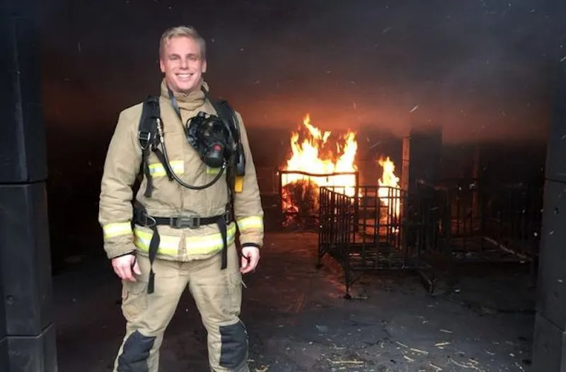 Пожарный накачал рельефный пресс и рассказал о диете. Он избавился всего от двух видов пищи