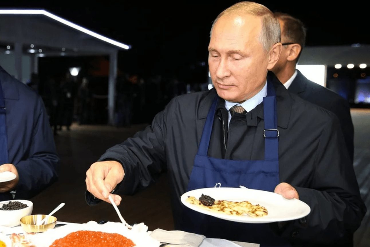 Владимир Путин обедает