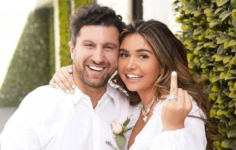 Что стало с Амираном Сардаровым? Он уехал в США, женился на внучке президента и производит трэш-контент