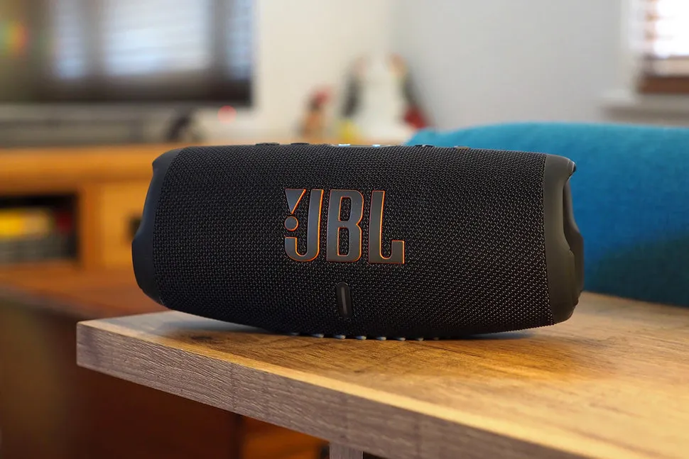 Лучшую колонку JBL сливают за копейки на распродаже 11.11. У нее мощнейший звук и реверсивная зарядка