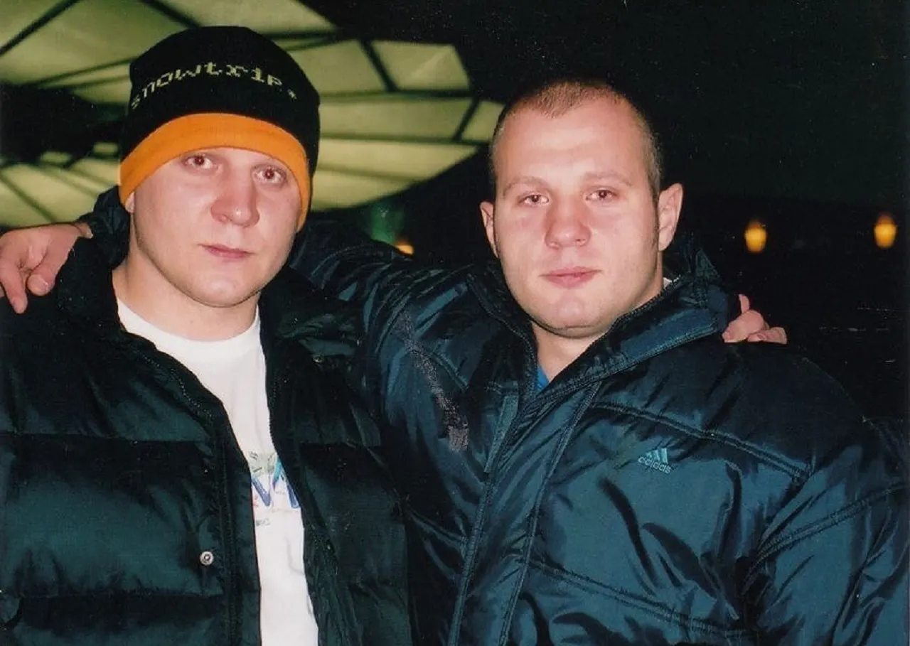 Почему Александр Емельяненко выкладывает старые фото с Федором? Есть довольно милая причина