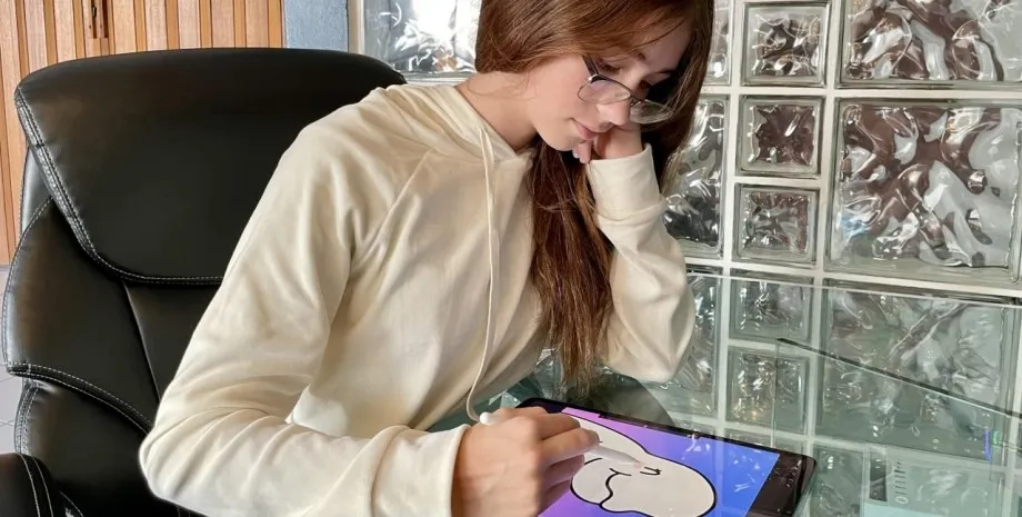 Юная художница заработала миллион долларов на NFT.  Ей помогли брат-трейдер и iPhone