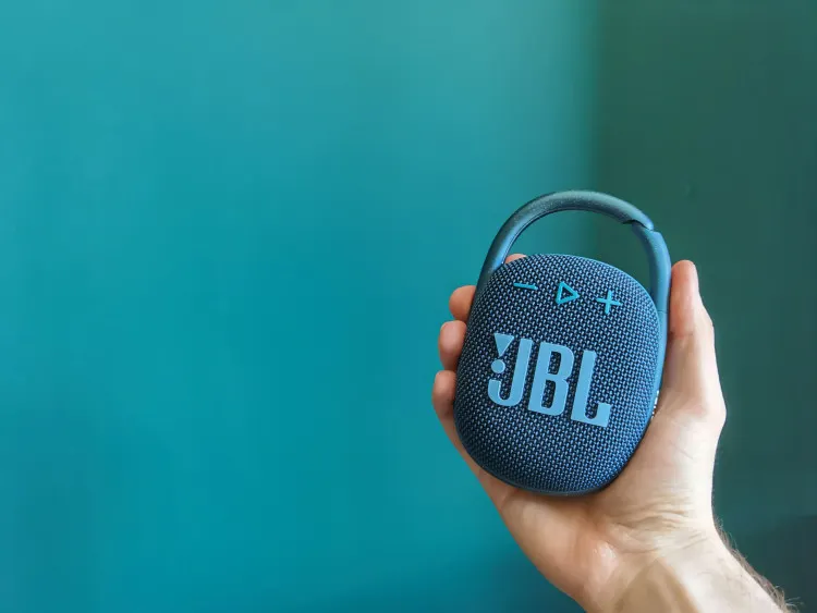 JBL Clip 4 отдают по минимальной цене в Черную пятницу. Это самая удобная колонка с мощным звуком