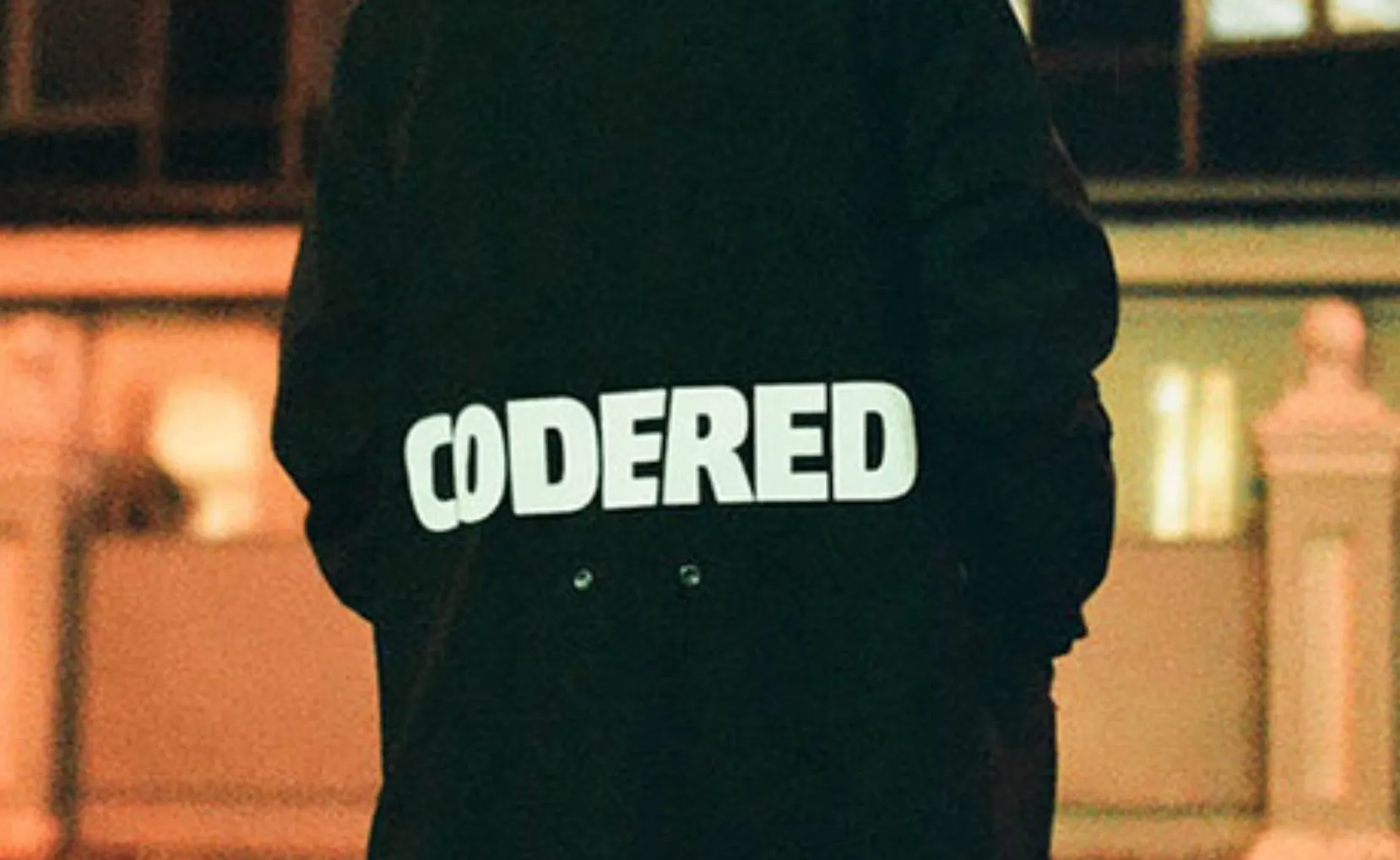 «Пожалуйста, не фотографируйтесь подобным образом». Бренд Codered оказался гомофобным – или это неудачная шутка?