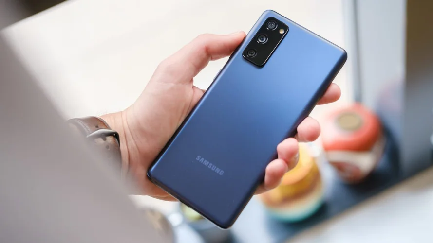 Смартфон Samsung Galaxy S20 FE