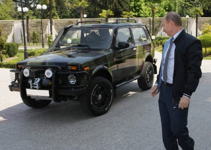 Владимир Путин и автомобиль
