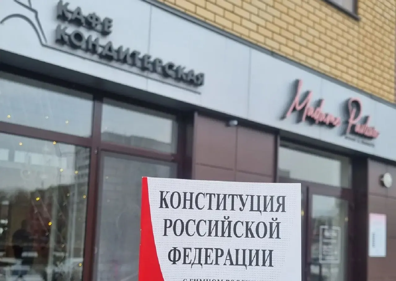 В Казани мужчина нажаловался на кафе, куда пускали без QR-кодов. Теперь его называют крысой и стукачом