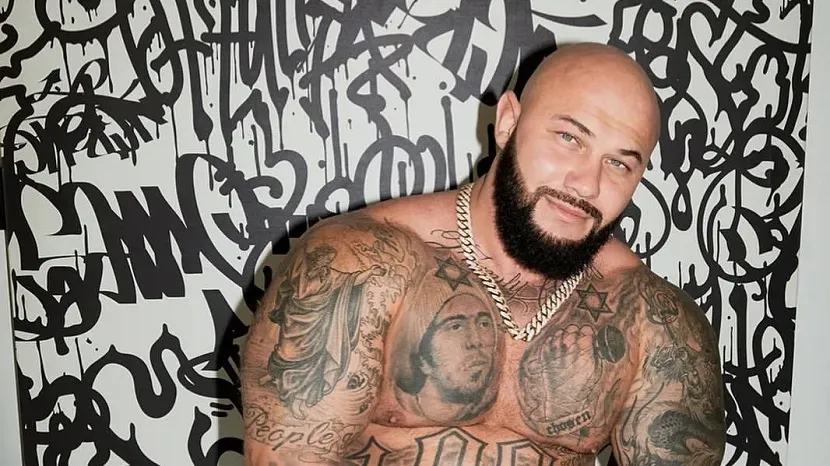 Школьнику велели заменить тетрадку из-за обложки с Джиганом. Рэпер поддержал парня