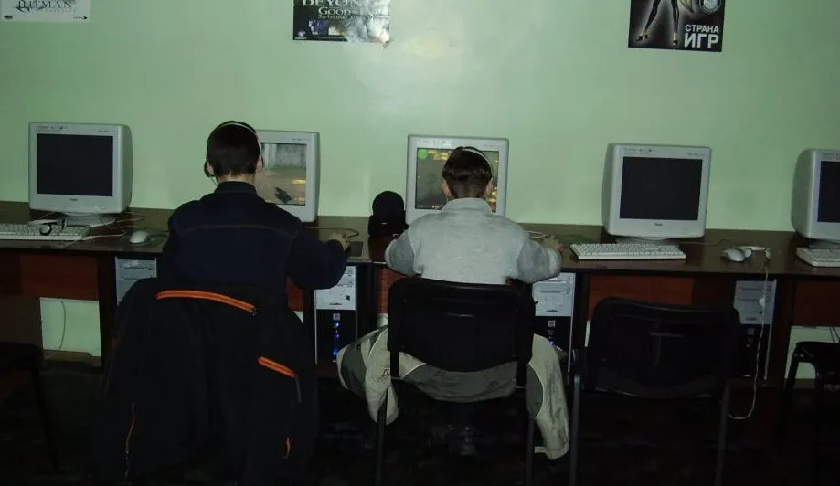 Counter-Strike, WoW и первая Dota. Во что играли в компьютерных клубах нулевых?