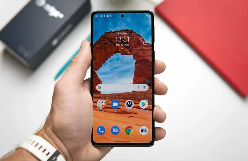 В Россию прибыл топовый субфлагман на чистом Android. Что за модель и когда ее брать?