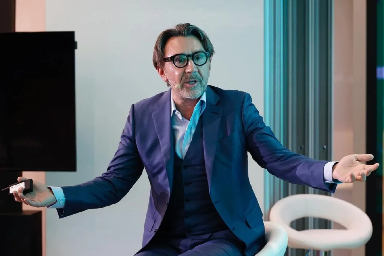 Сергей Шнуров выпустил первый трек «Ленинграда» за год. Он спел про сугробы в Питере и Беглова – в комментах респекты