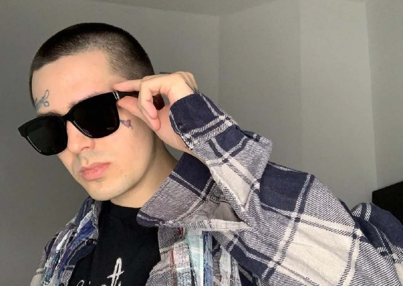 Рэпер Face уехал из России. Близкие назвали эмиграцию вынужденной