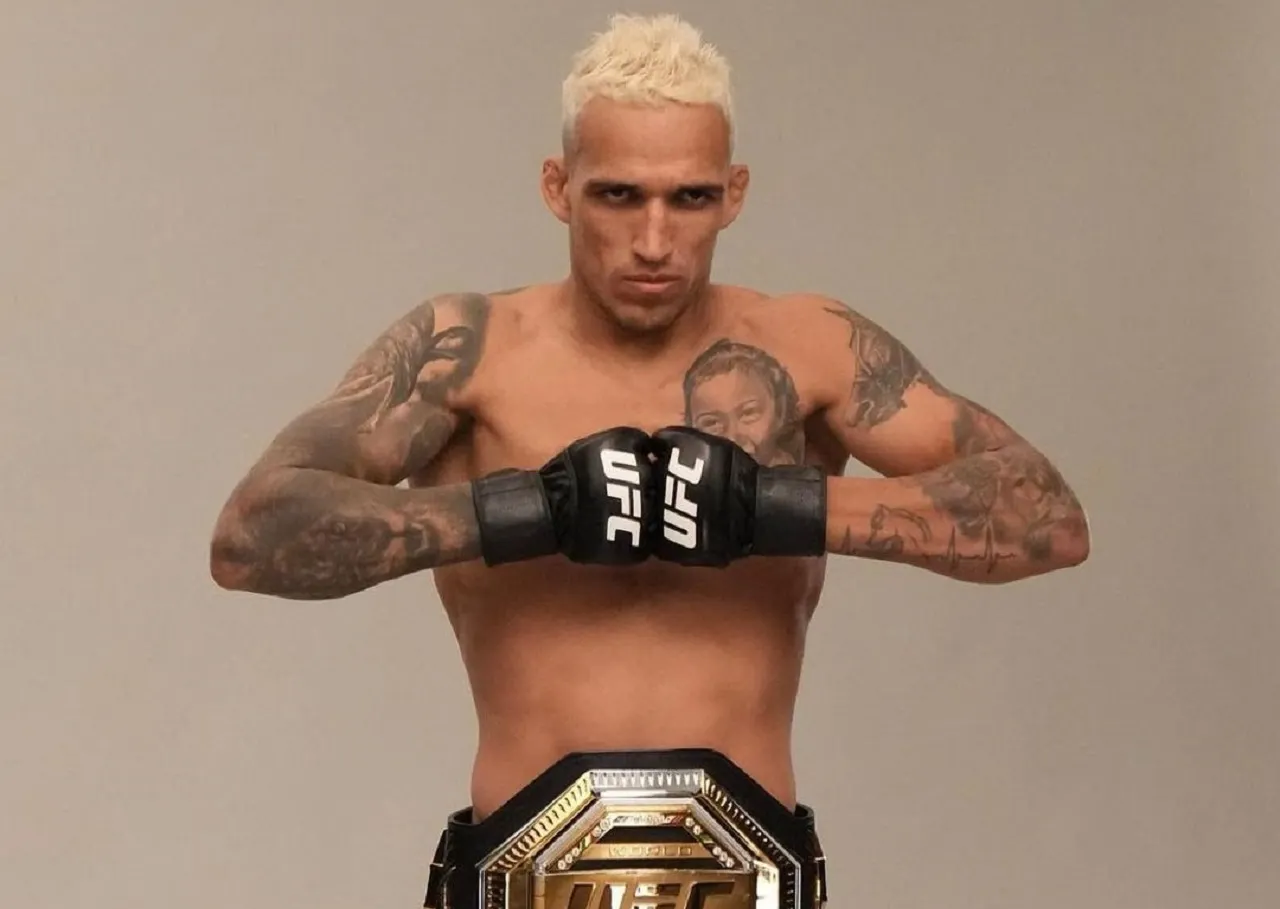 Чемпион UFC очень плохо видит. У него 50% зрения и 3 соперника перед глазами