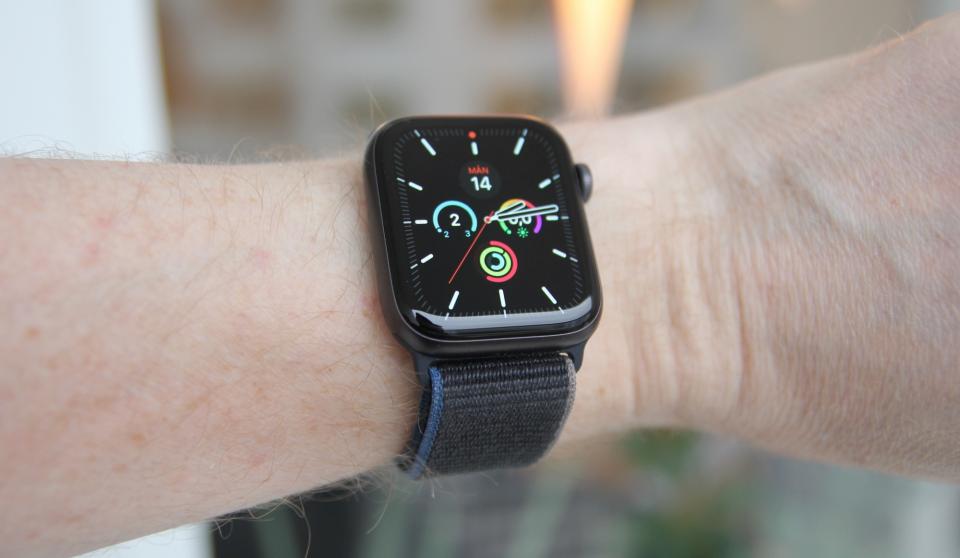 Apple Watch SE подешевели ниже психологической отметки. Это лучшие ...