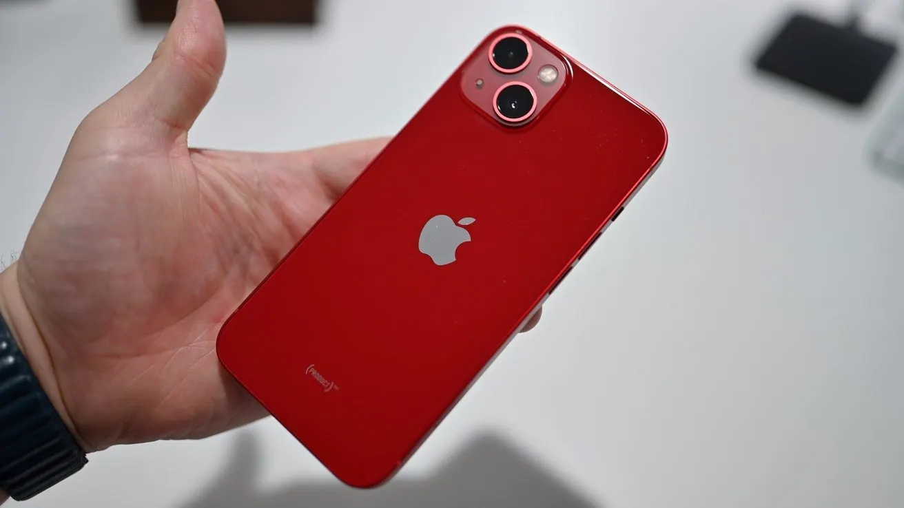 Смартфон iPhone 13