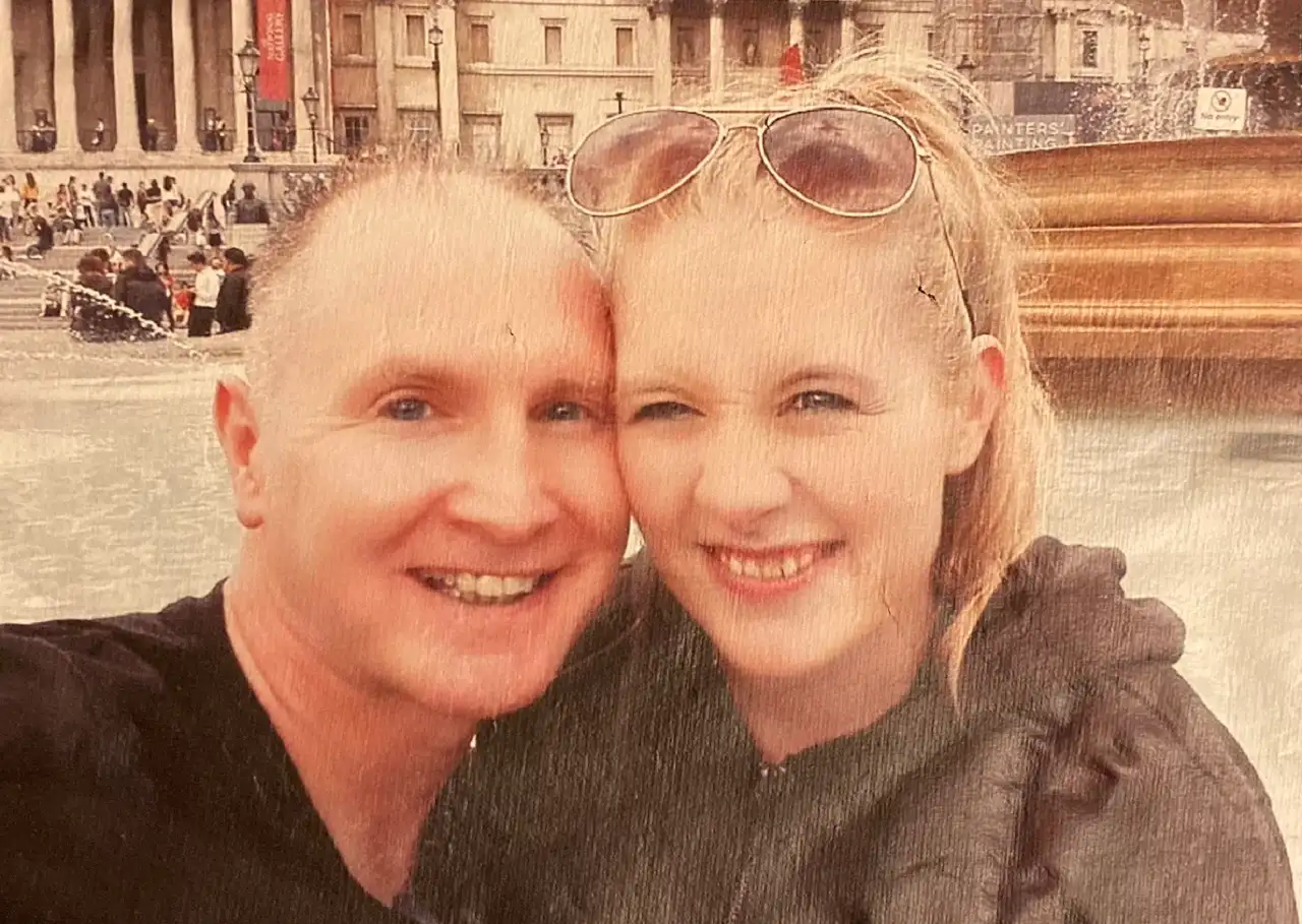 Украинский комик купил кофту из секонда и превратил ее в детектив. Весь твиттер ищет странную парочку по фото