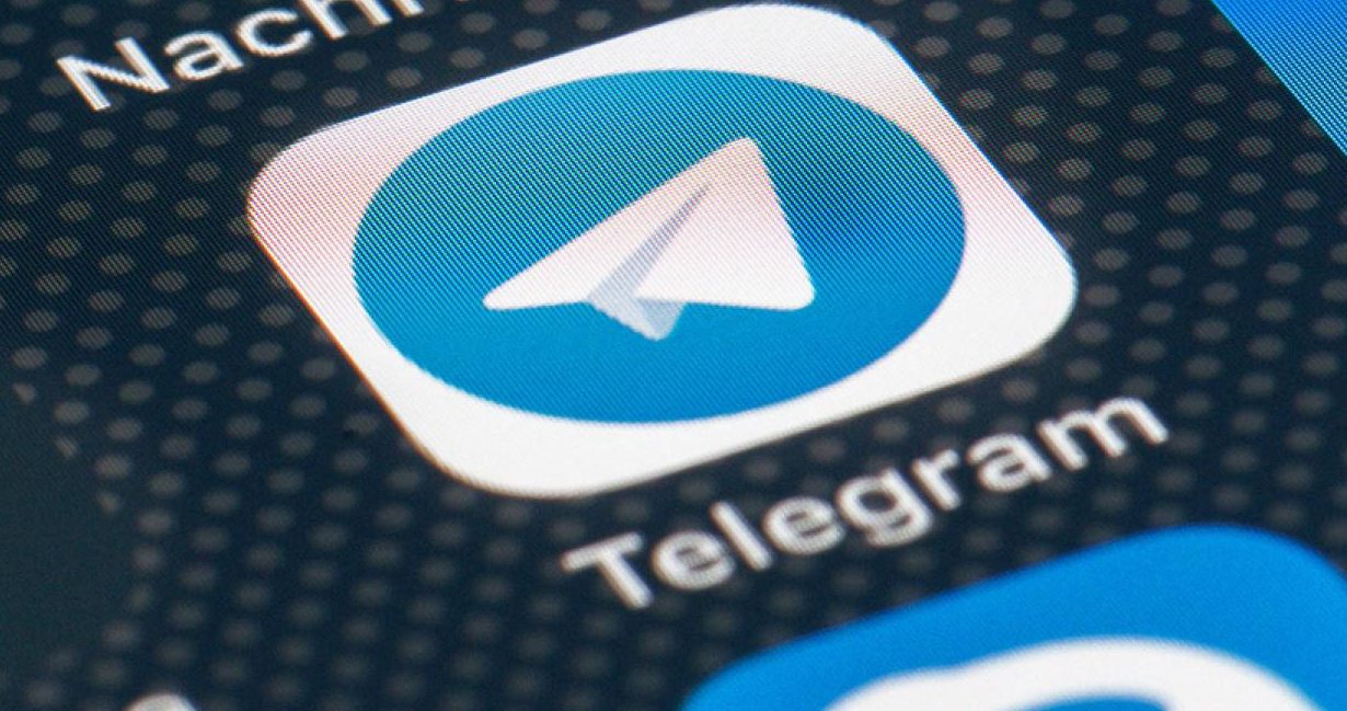 Рядов телеграм. Telegram. Мессенджеры. Телеграм. Смартфон с мессенджерами.