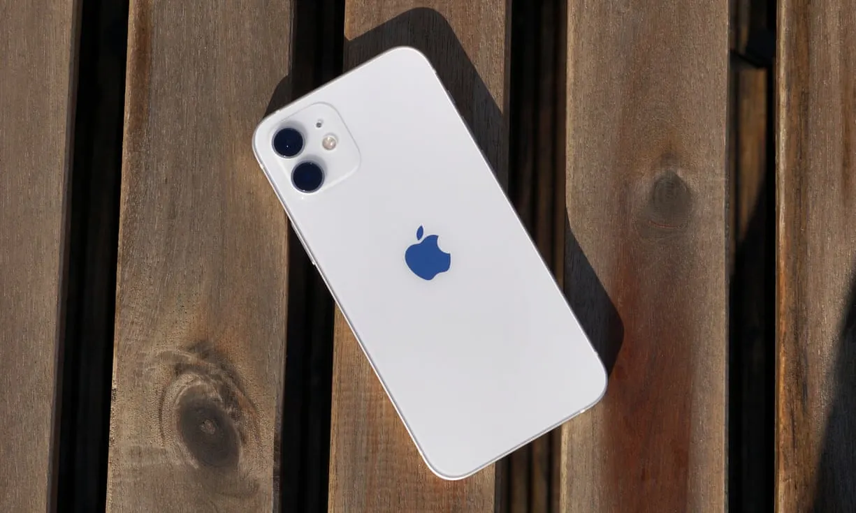 Смартфон Apple iPhone 12