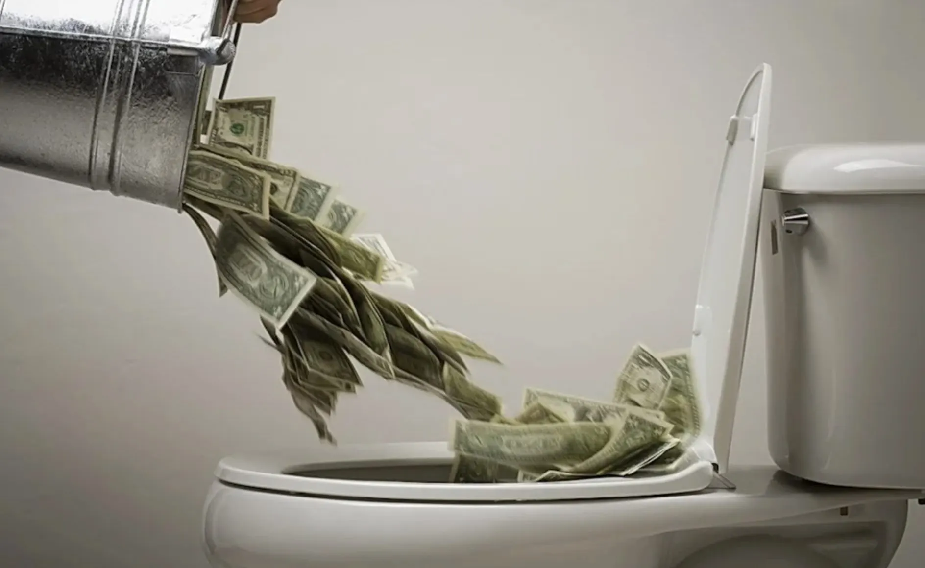 Семья с доходом в полмиллиона рублей в месяц не откладывает ни копейки. Люди уверены, что так жить нельзя