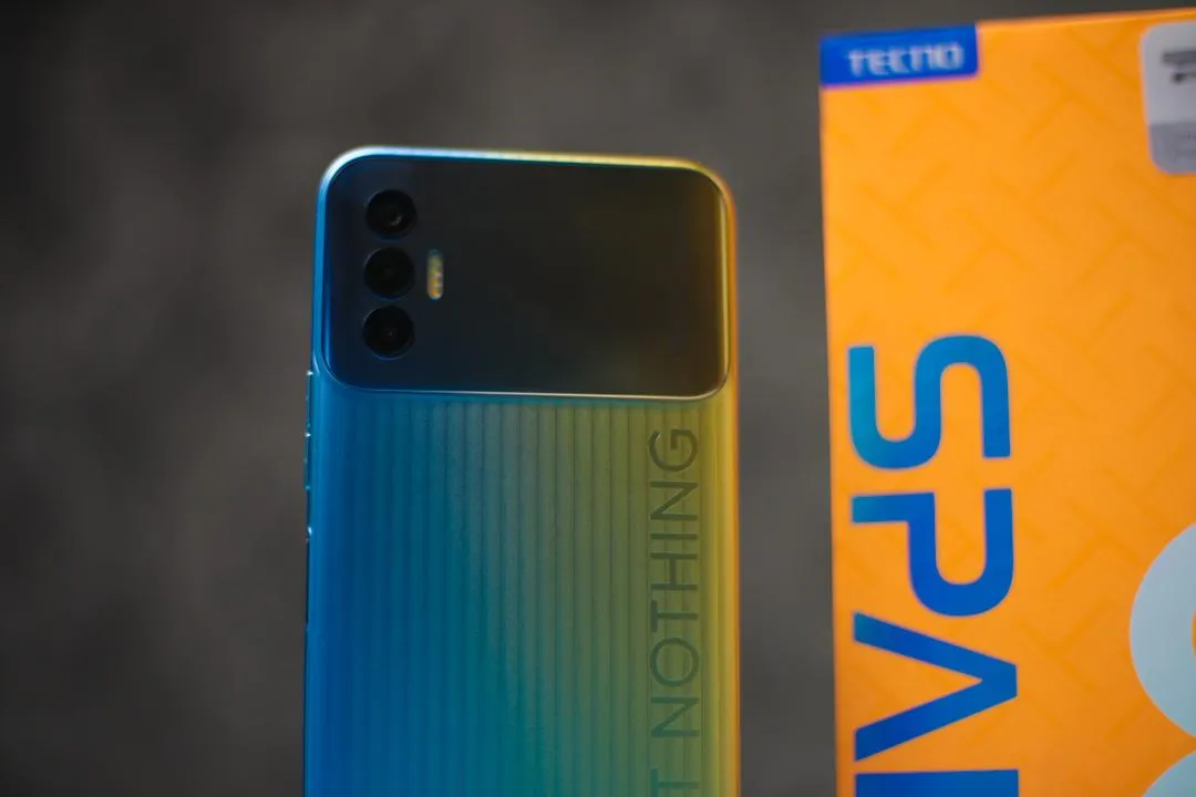 Неизвестный девайс рвет конкурентов от Realme и Xiaomi. У него NFC и 50-мегапиксельная камера до 10 тысяч рублей