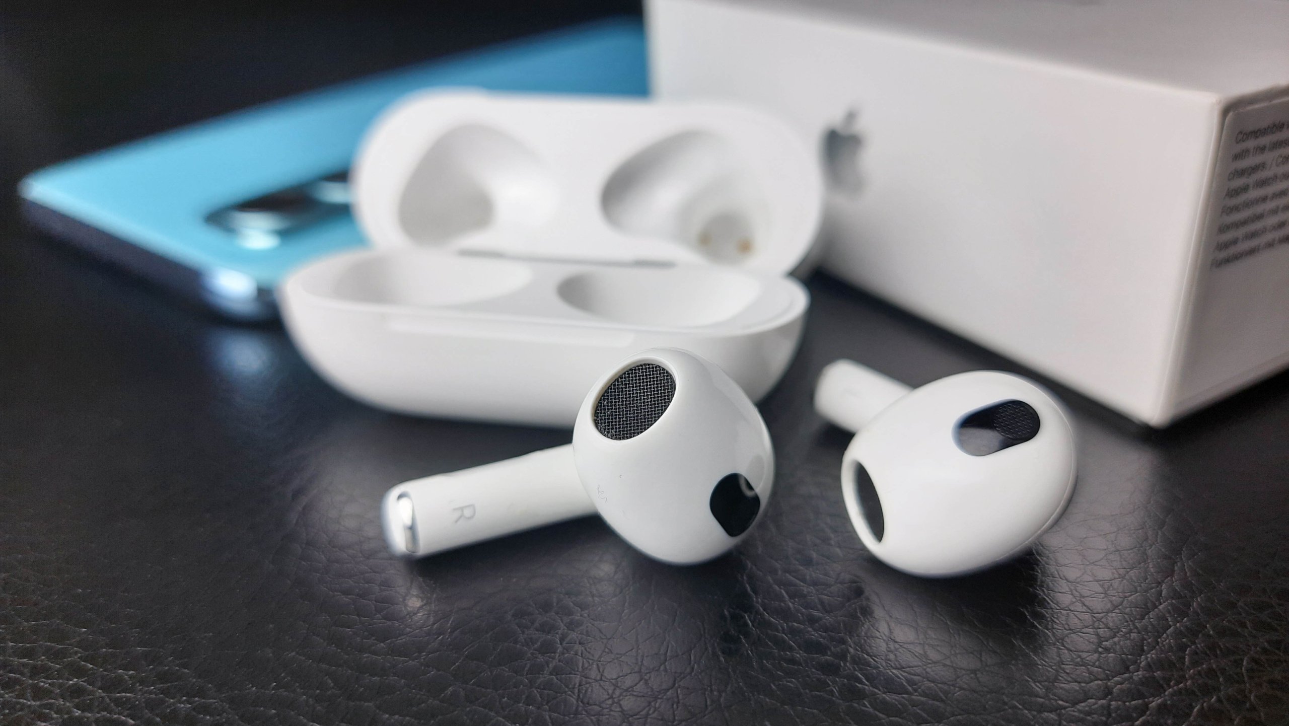 Как проверить AirPods перед покупкой. Все отличия оригинала от фейка —  Палач | Гаджеты, скидки и медиа