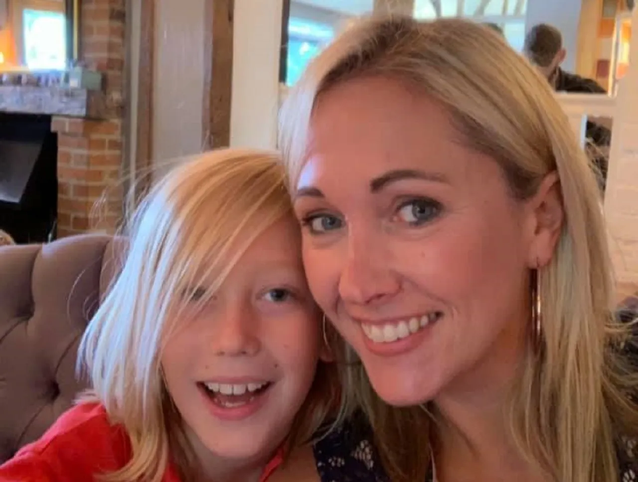 Женщина подхватила простуду от сына и впала в кому на 16 дней. Она не помнит последние 20 лет