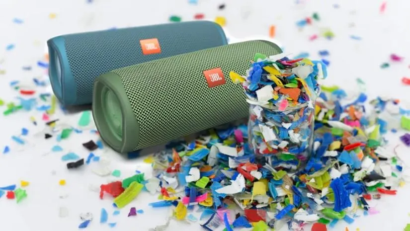 Эта колонка JBL — самый выгодный гаджет бренда. У нее мощный звук и шикарная автономность