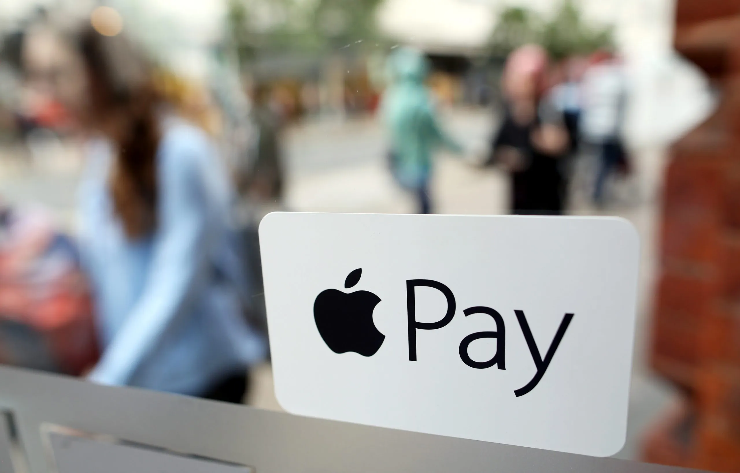 Стоит ли носить с собой банковскую карту? Важный нюанс о работе Apple Pay в России