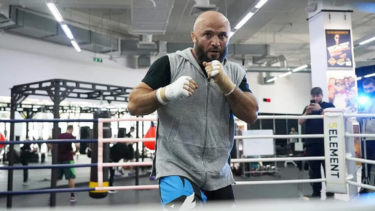 Где смотреть бой Магомед Исмаилов – Оланреваджу Дуродола? Лысый хищник дебютирует в боксе