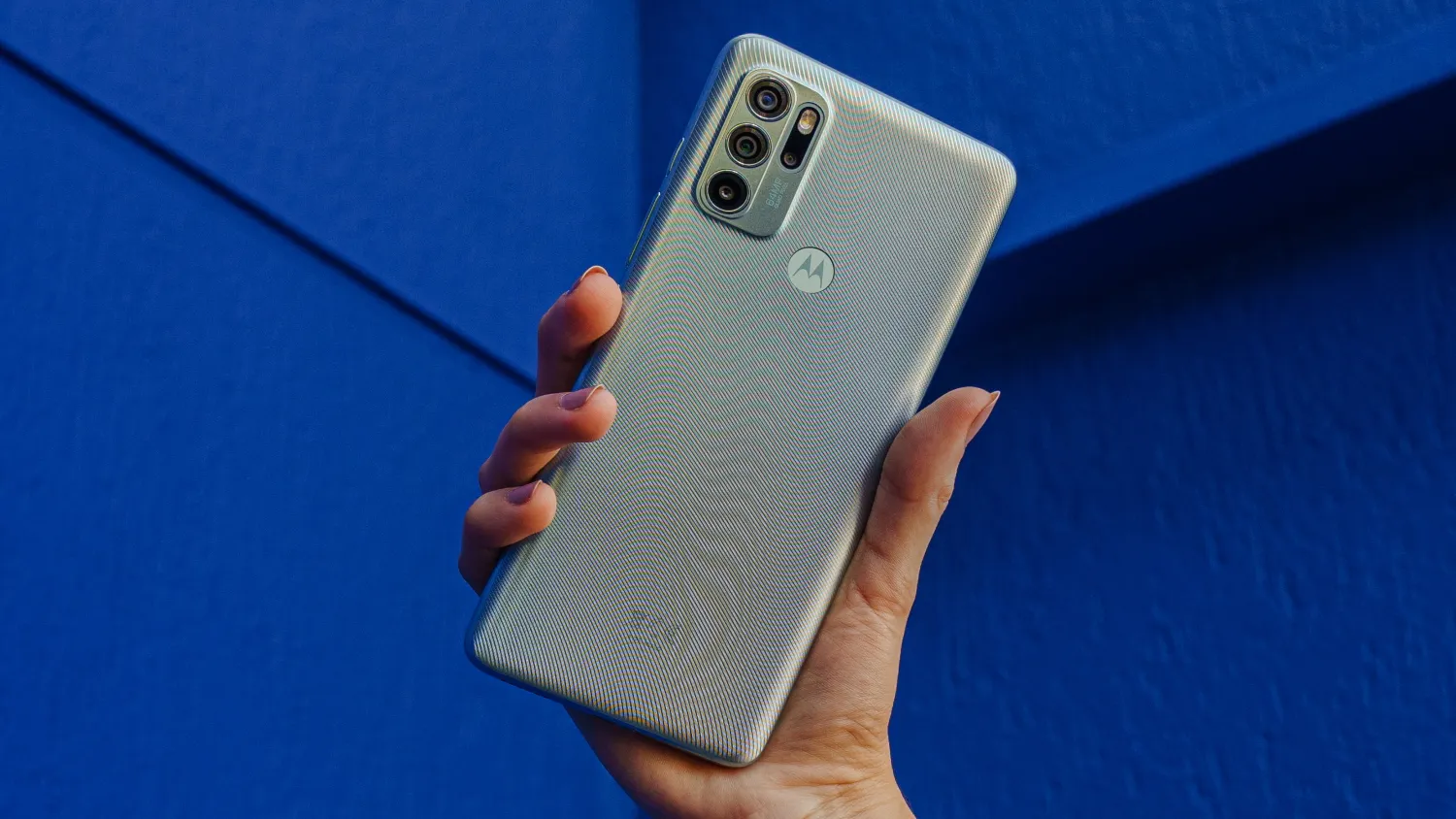 Об этом девайсе на чистом Android никто не знает, но он рвет конкурентов. Отличный выбор до 20 тысяч рублей