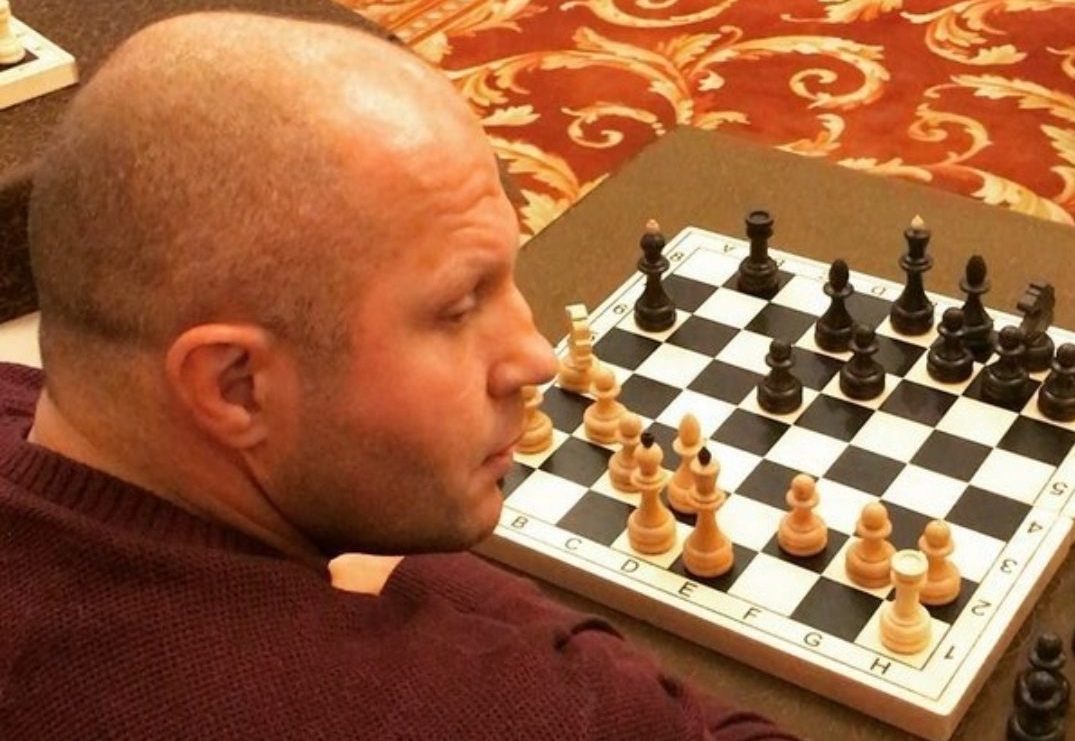Камеди байден играет в шахматы