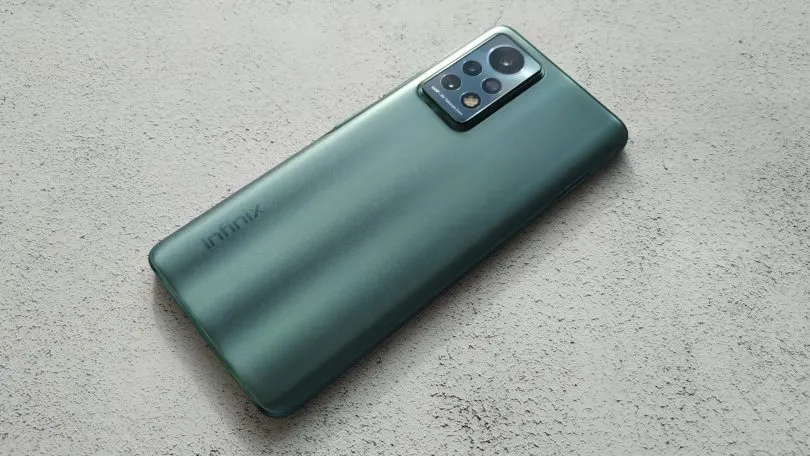 Недооцененный девайс за 15 тысяч рублей разрывает конкурентов. У него огромный экран и классная камера