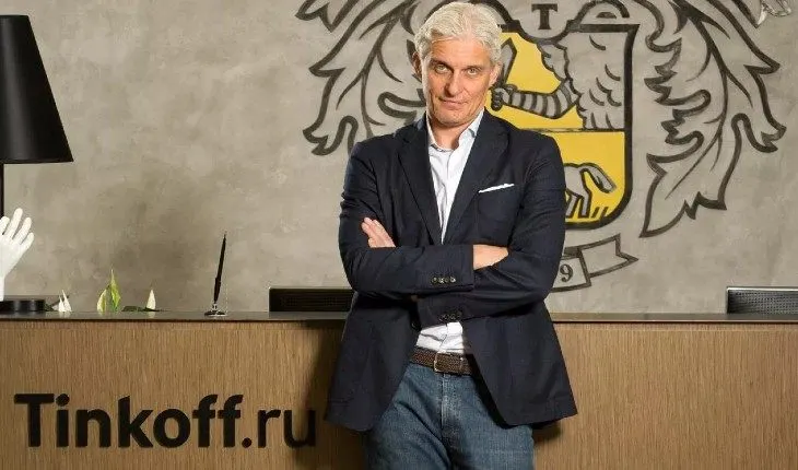 Олег Тиньков и Герман Греф попали под санкции. Как это повлияет на клиентов банков?