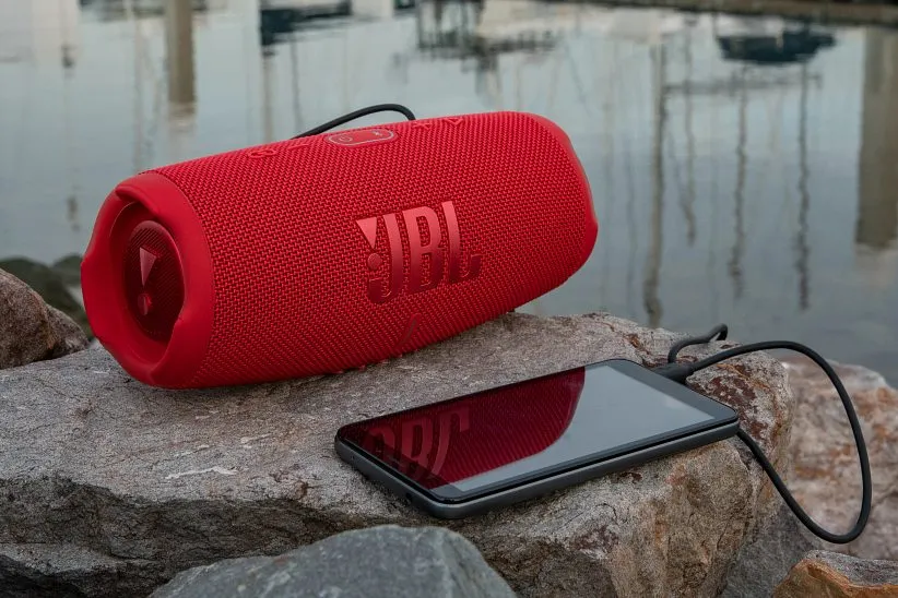 JBL Charge 5 еще можно урвать по адекватному прайсу. Это самая универсальная колонка на рынке