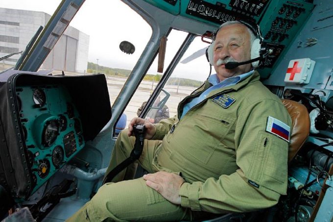 Леонид Якубович в самолете