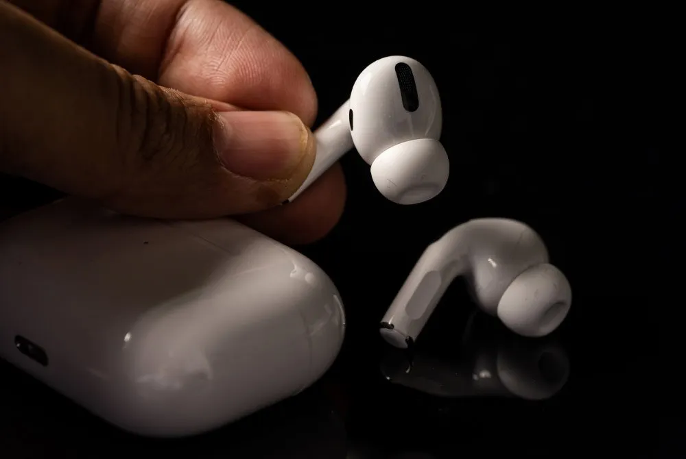 Как отличить настоящие AirPods от поддельных? Включите фонарик на iPhone