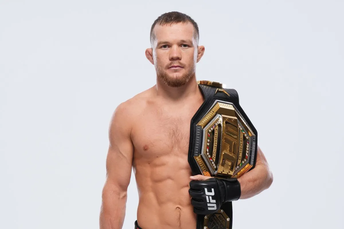 Петр Ян сенсационно проиграл пояс Стерлингу. Русский боец заявил, что UFC его обокрал