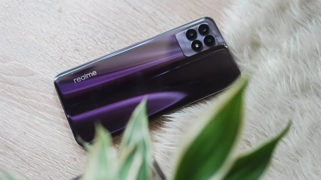 Лучший бюджетник Realme радикально подешевел на Али. У него геймерское железо и 120-герцовый экран