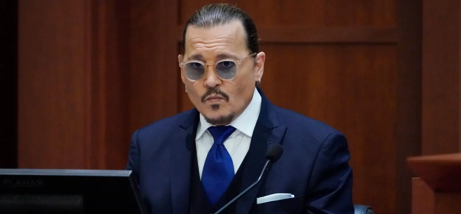 Суд над Джонни Деппом превратился в цирк. Как актер защищается с помощью юмора?