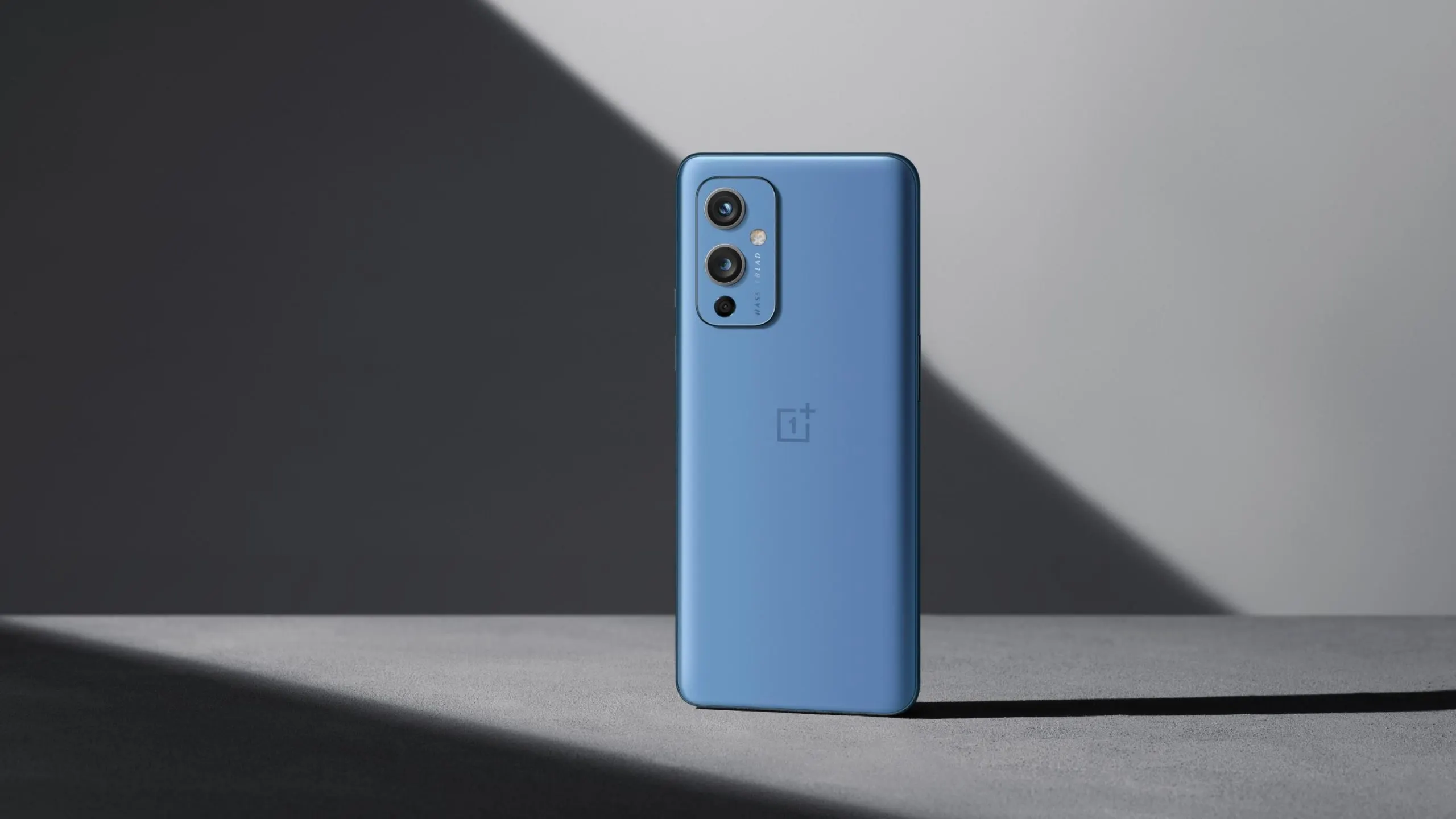 Недооцененный OnePlus распродают на Маркете. Это флагман с топовым чипом и 120-герцовым экраном